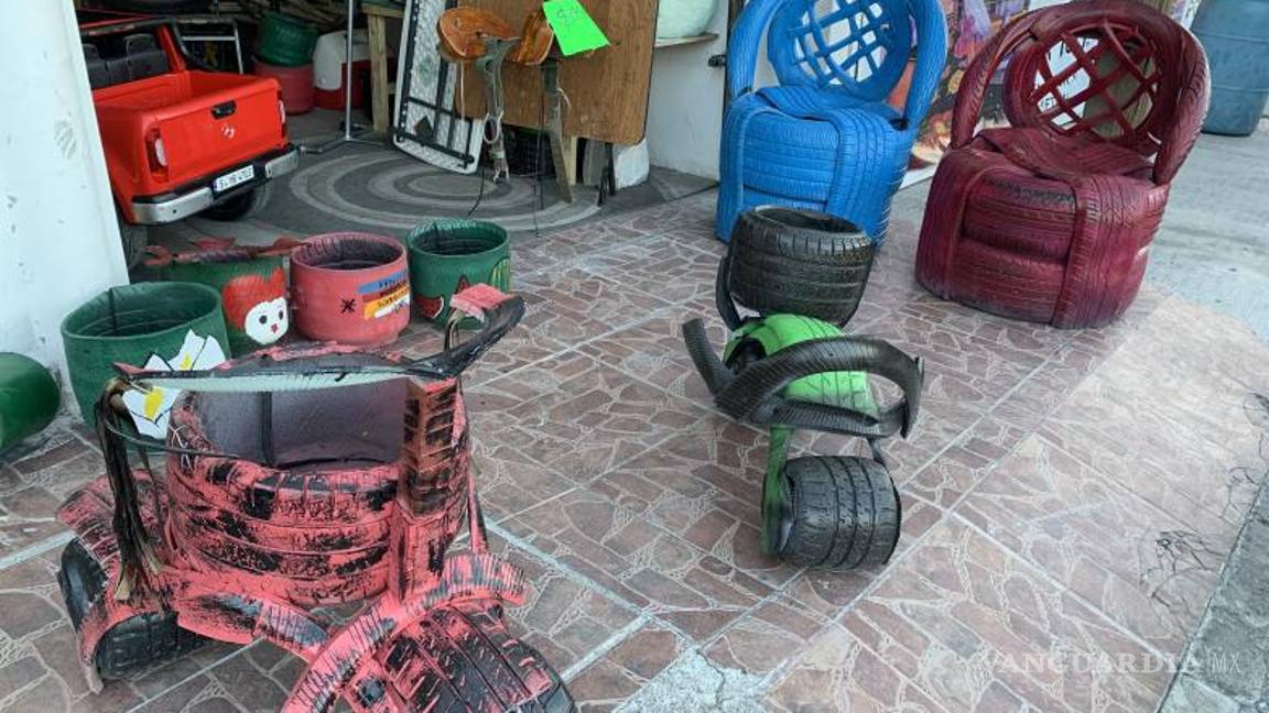 $!El trabajo consiste en crear también muebles completos.