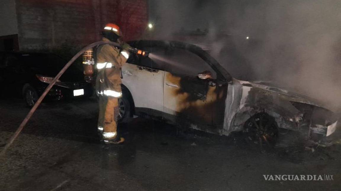 $!El incendio consumió por completo la camioneta Mazda CX-5 durante la madrugada en la colonia Del Valle.
