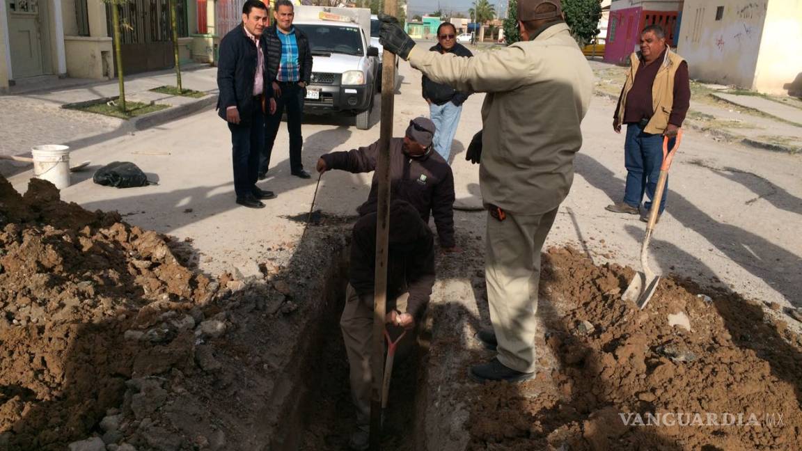 Repone Simas Torreón tramo de colector colapsado