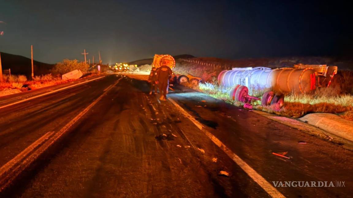 $!Personal de la Fiscalía General del Estado realizó el peritaje en el kilómetro 20 durante la madrugada.