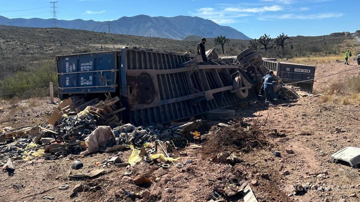 Vuelca tráiler tras impactarse contra otro en el Libramiento Norponiente