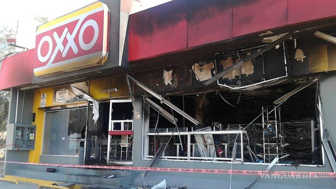 Queman dos tiendas Oxxo en Michoacán