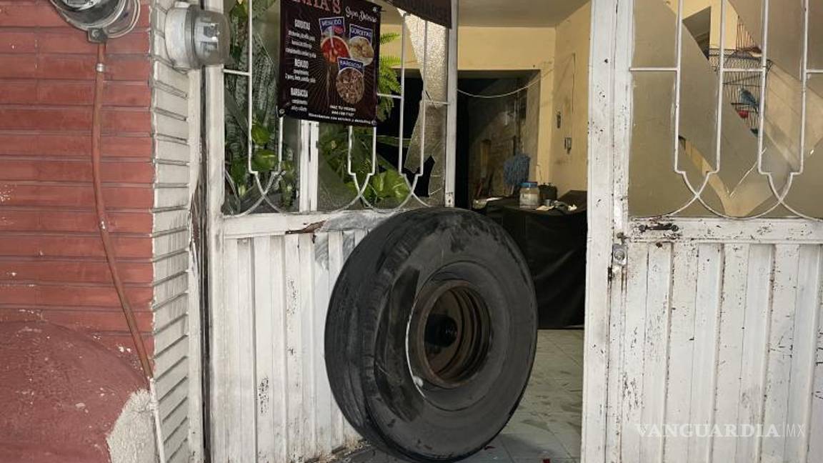 $!El portón de la vivienda en la calle Matamoros fue dañado y los cristales rotos tras el impacto de la llanta desprendida.