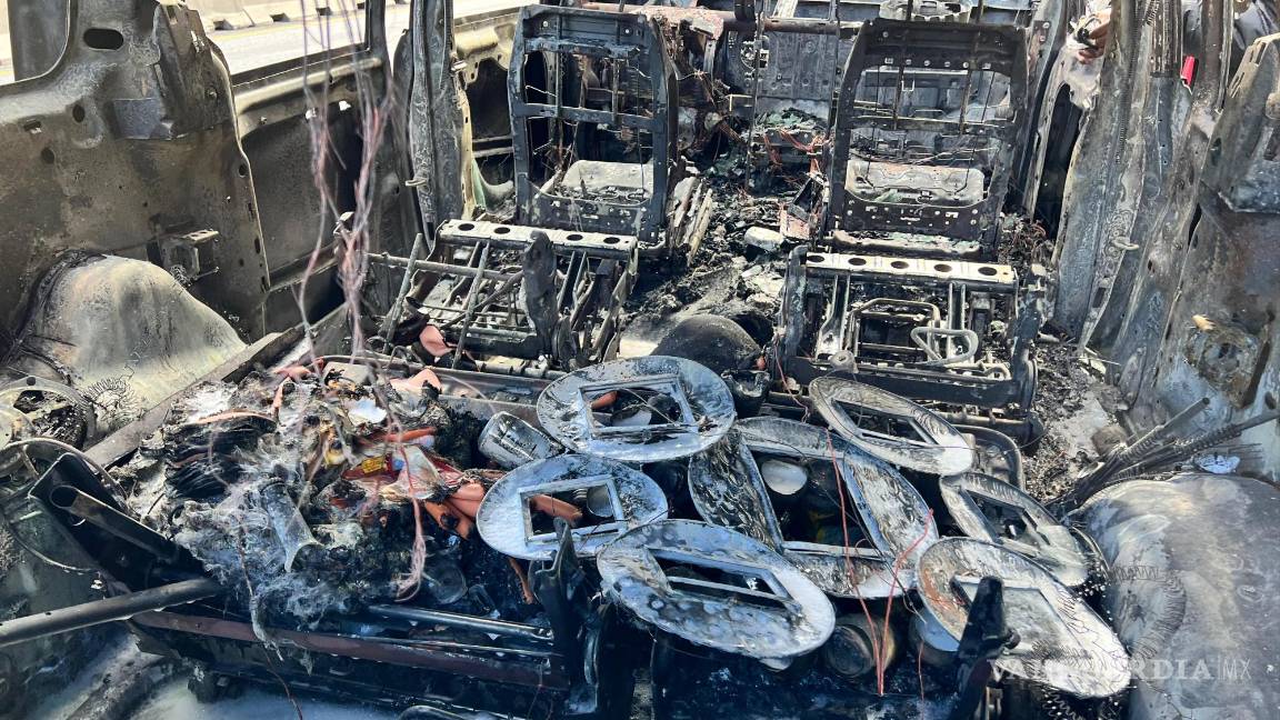 $!La rápida evacuación de los ocupantes permitió que la familia originaria de Tamaulipas saliera ilesa antes de que las llamas consumieran el vehículo en el tramo Los Chorros.