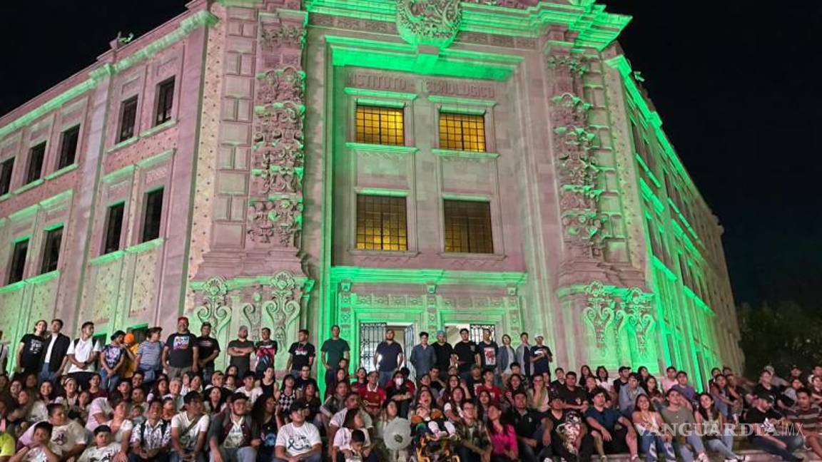 $!Alumnos e integrantes de la caravana por Leo posaron para la fotografía.