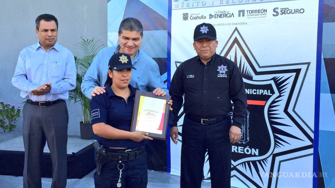 $!Alcalde de Torreón entrega reconocimientos al “policía del mes”
