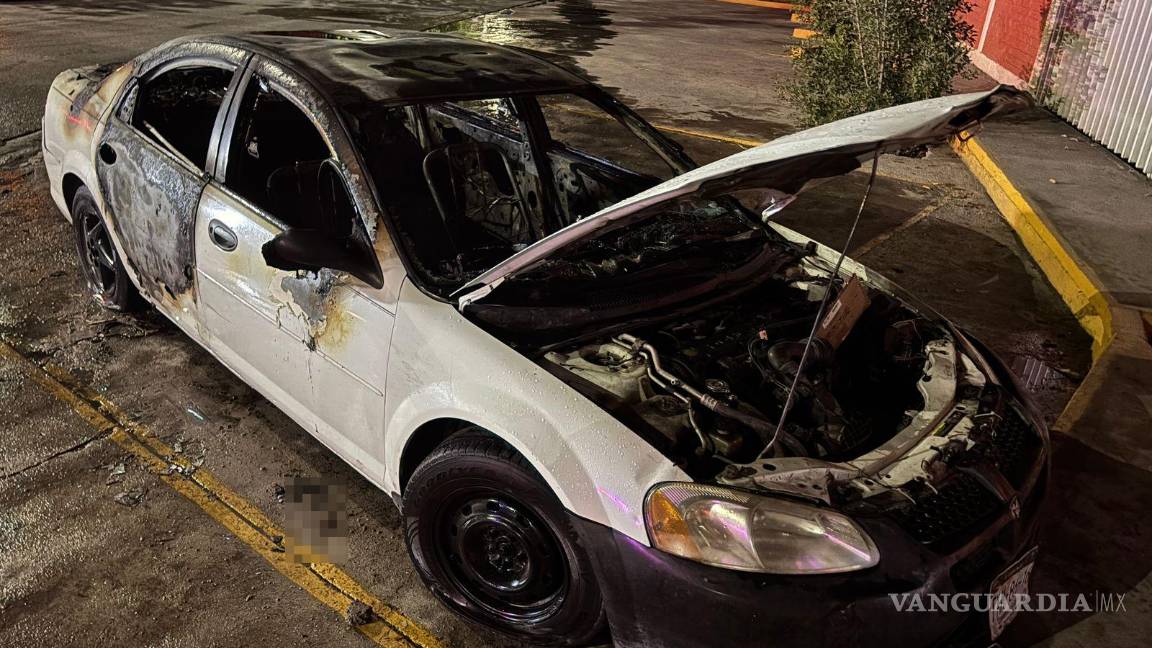 $!Autoridades investigan si el incendio del automóvil fue accidental o provocado.
