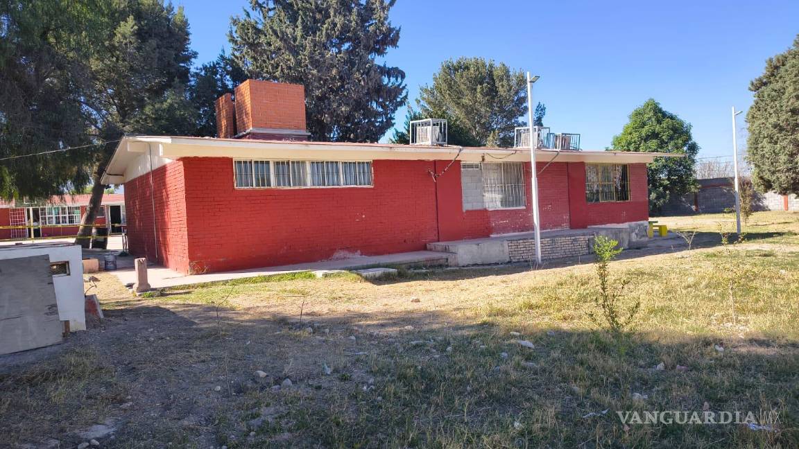 $!Saltillo: padres bloquean vialidad en protesta por condiciones de la Primaria Cristóbal Colón