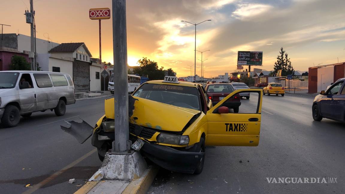 Choca taxista contra luminaria al sur de Saltillo; lo reportan estable en hospital