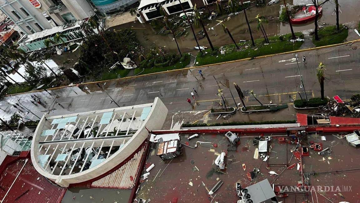 $!Plazas, hoteles y calles lucen destruidas tras la entrada del huracán Otis al puerto de Acapulco.