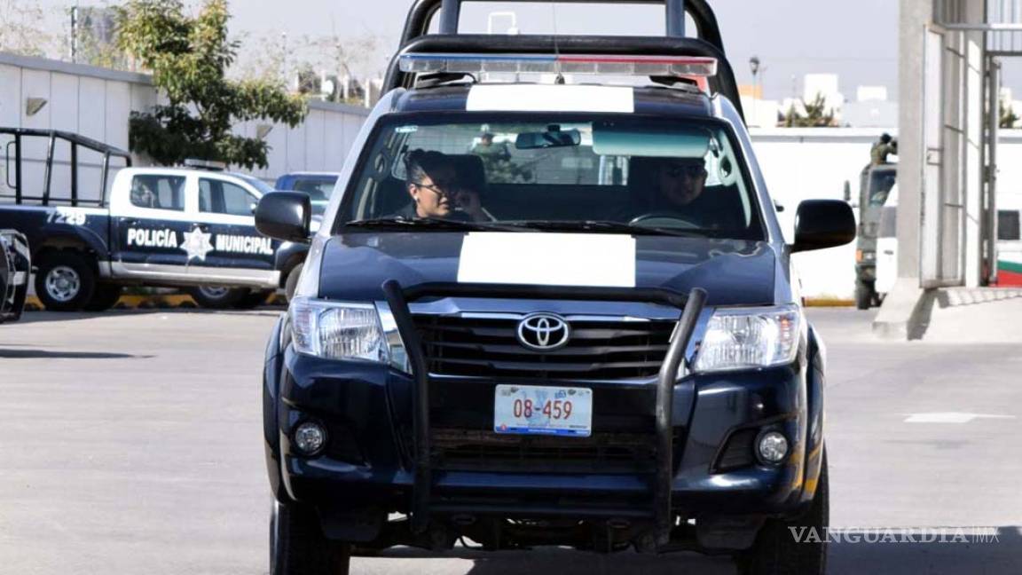 Lo despojan de pick up en estacionamiento de Torreón; recuperan vehículo en Gómez Palacio