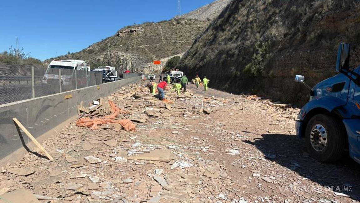 $!El tráiler detenido fue asegurado mientras se limpiaba la autopista de los escombros y material esparcido.