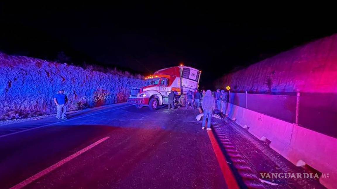 $!Personal de Capufe y Guardia Nacional trabajaron durante varias horas para liberar la carretera 57 tras los accidentes registrados.