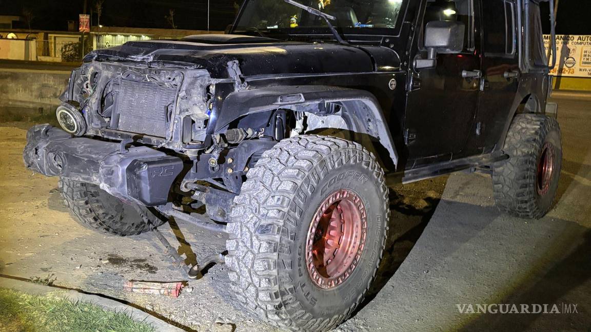 $!El Jeep que se pasó el semáforo en rojo provocó una colisión en la intersección del bulevar Jesús Valdez Sánchez y el bulevar Minería.