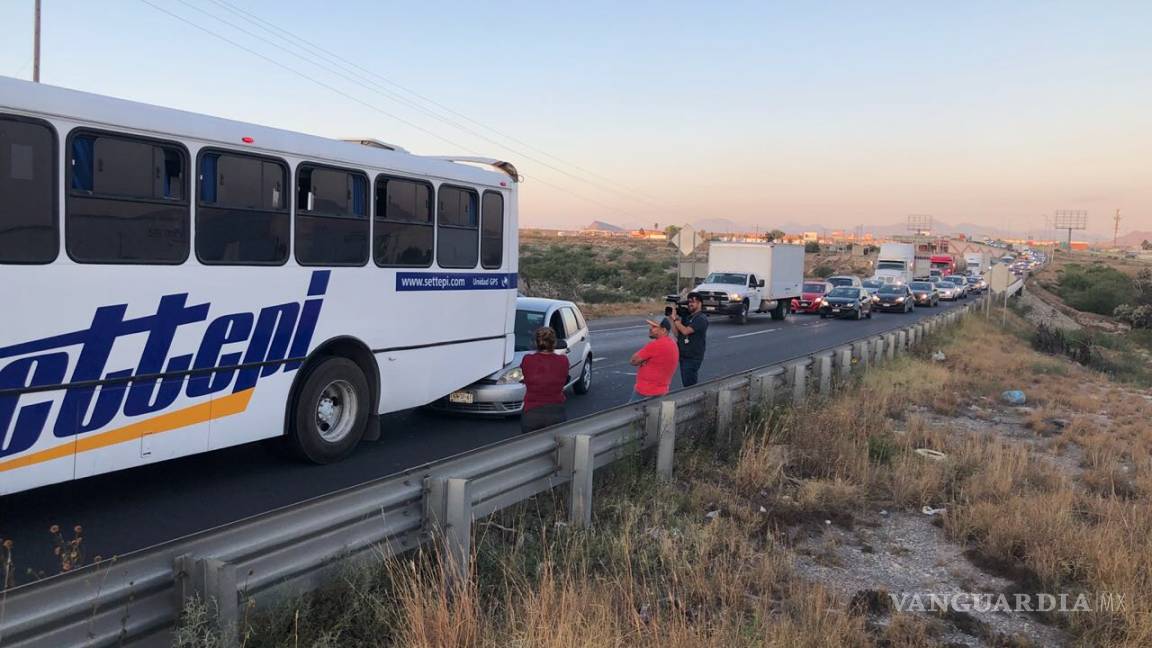 Paraliza accidente carretera Saltillo - Monterrey; cientos de trabajadores reportan retrasos