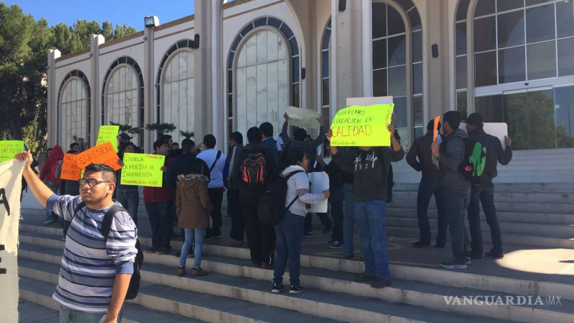 Alumnos viajan desde Nueva Rosita hasta Saltillo para exigir reinstalación de profesor