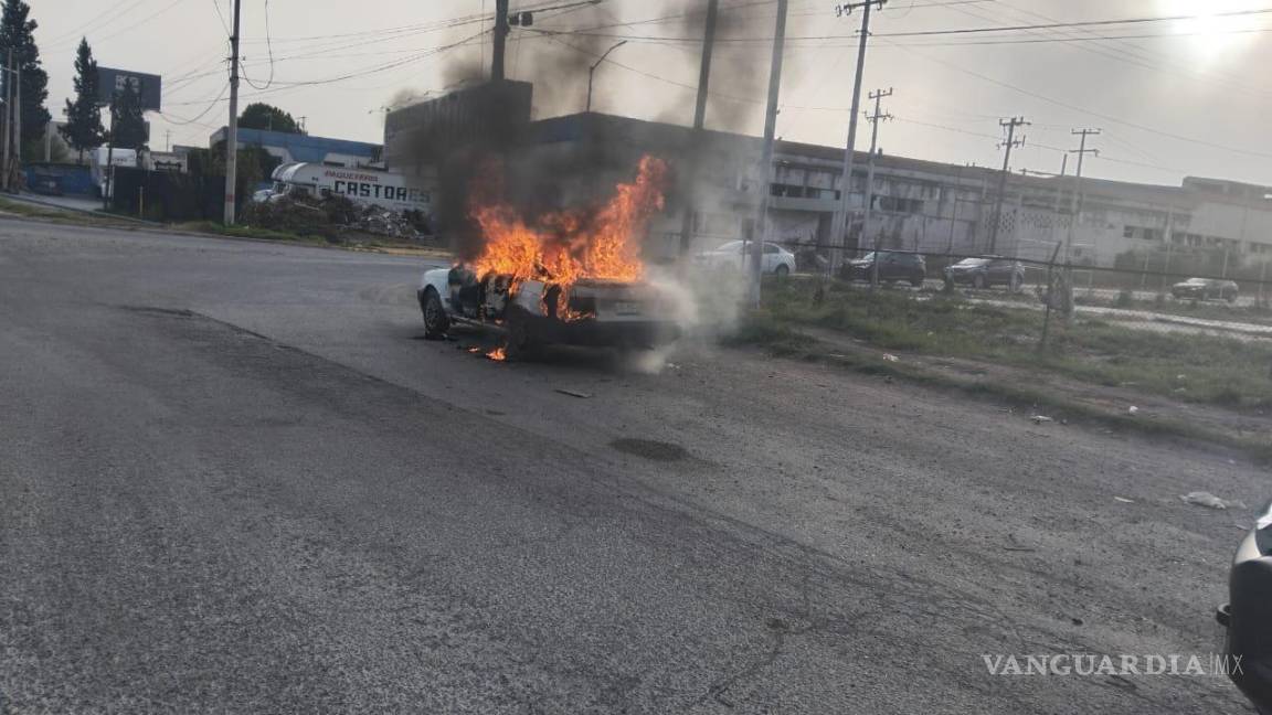 Arde en llamas vehículo en Ramos Arizpe; conductor se da a la fuga