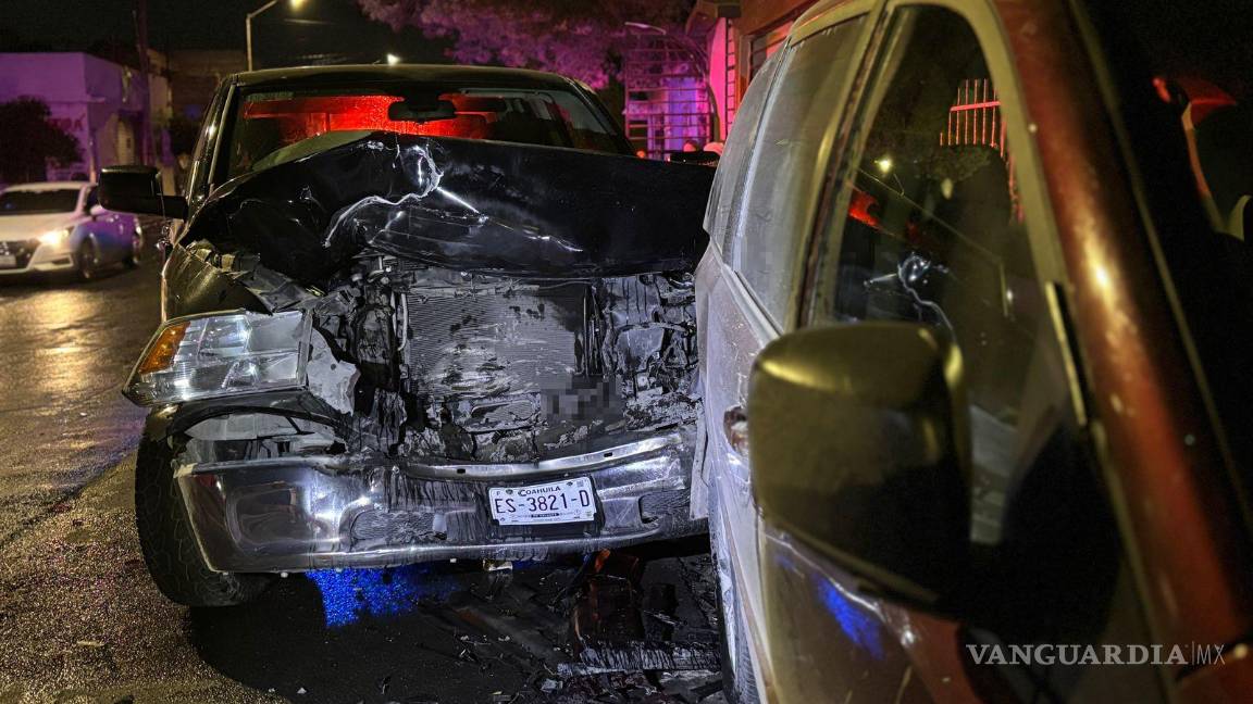 $!El fuerte impacto generó que los residentes salieran a ver lo sucedido, reportando inmediatamente el incidente.