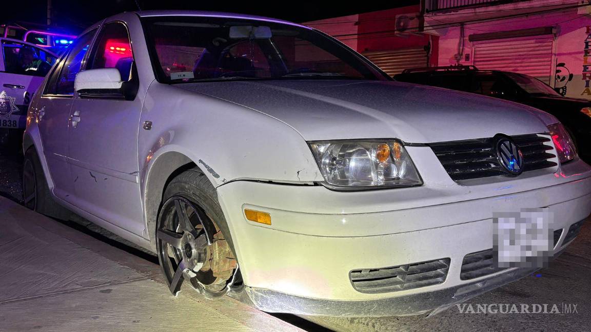 $!El vehículo Volkswagen fue proyectado contra la banqueta tras el impacto.