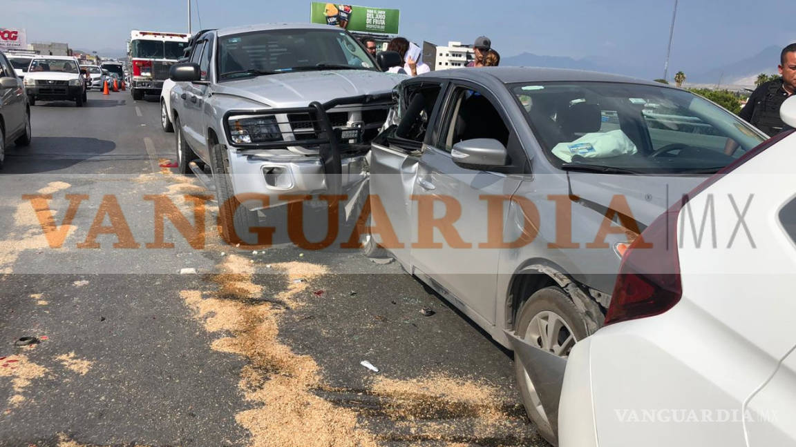 Choque múltiple en puente vehicular deja un herido y cuantiosos daños materiales en Saltillo