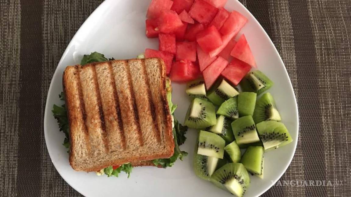 $!Imagen ilustrativa de sándwich de pavo y queso con frutas.