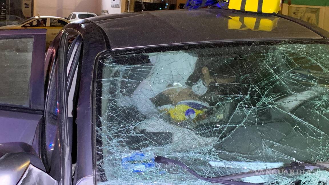 $!Elementos de Tránsito Municipal aseguraron el área del accidente mientras una grúa retiraba el vehículo siniestrado.