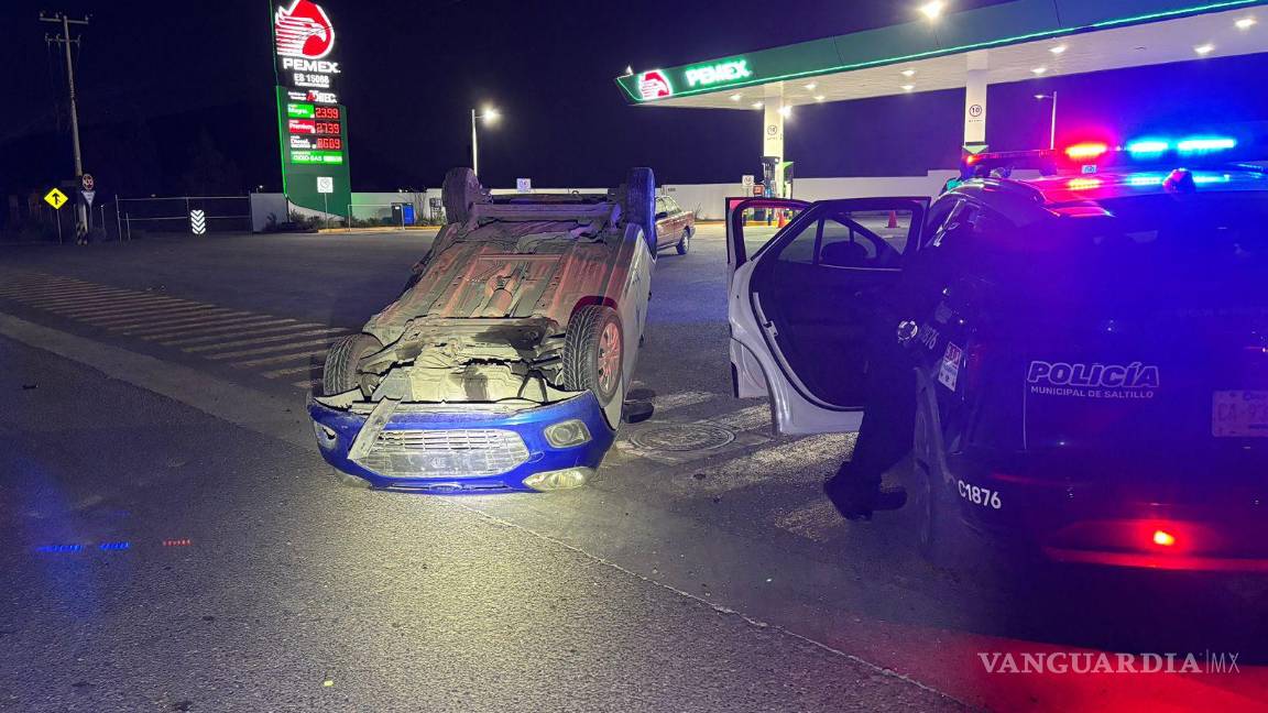 $!El exceso de velocidad y el alcohol habrían provocado la aparatosa volcadura.