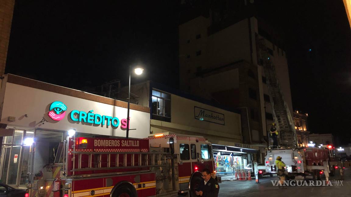 $!Fuertes vientos tumban parte de la fachada de un edificio en la zona Centro de Saltillo