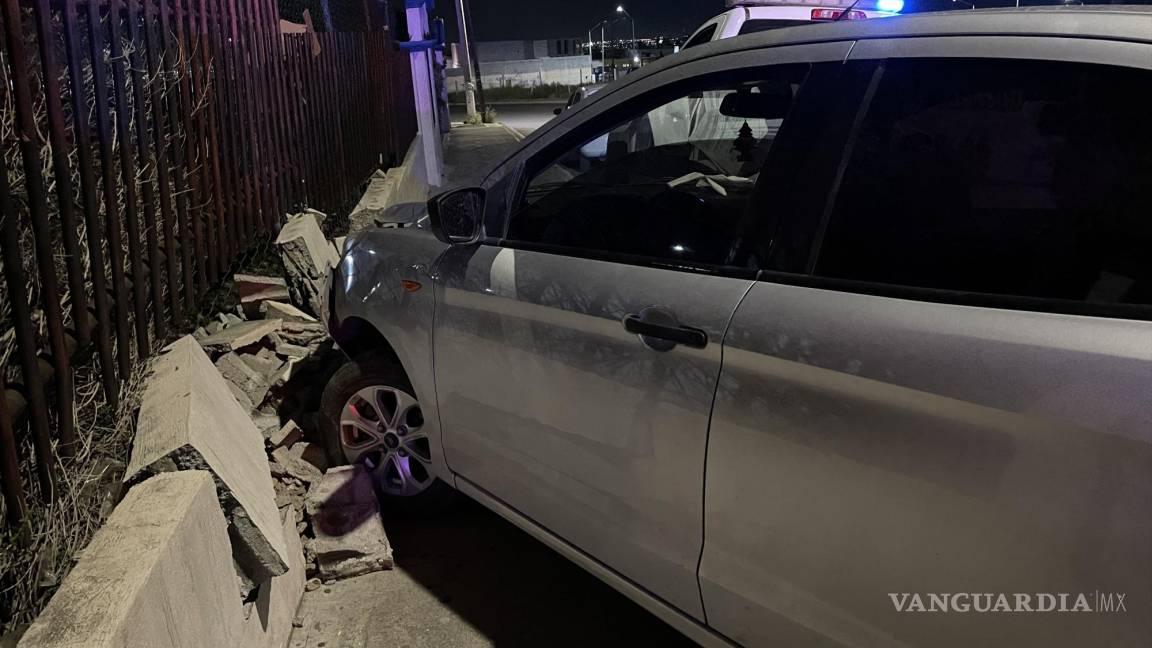 Conductor en presunto estado de ebriedad destroza barda al oriente de Saltillo y huye del lugar