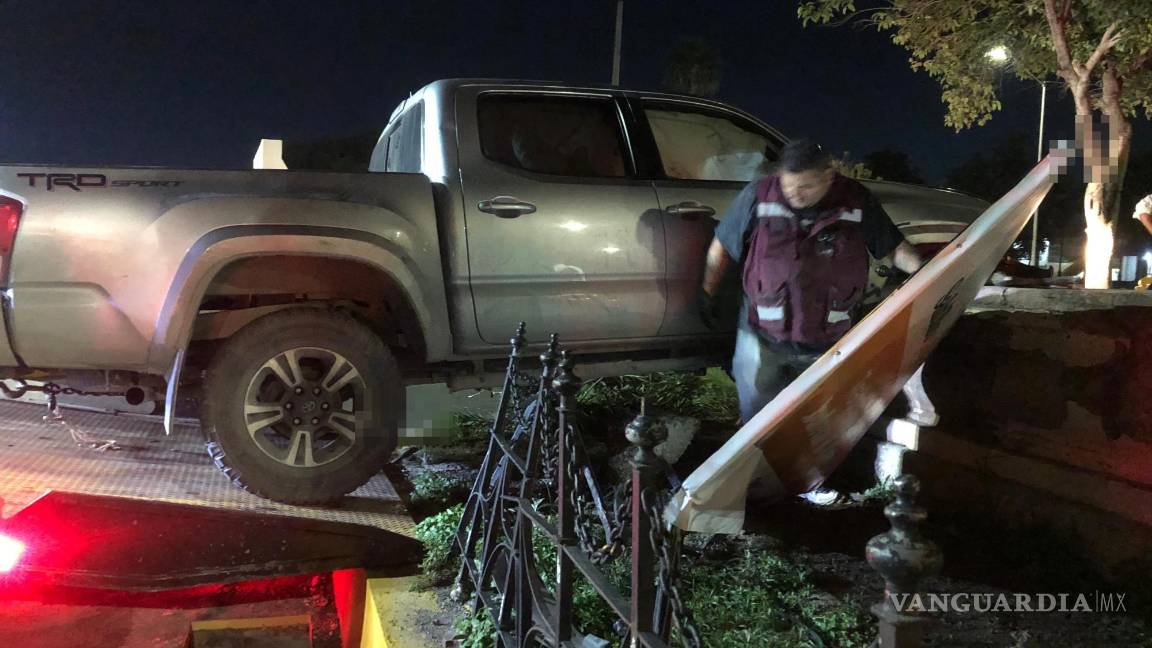 $!La camioneta fue retirada del lugar por una grúa tras el accidente.