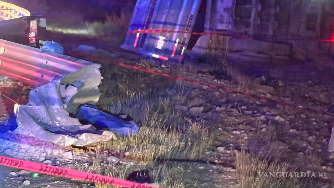 $!La pesada unidad quedó recostada sobre su costado derecho, con la grava esparcida a lo largo de varios metros.