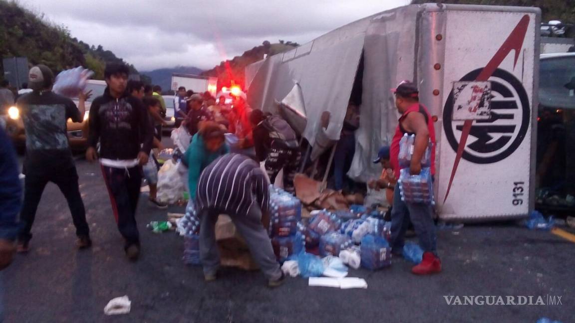 Vuelca camión con ayuda para damnificados de Oaxaca... y lo saquean