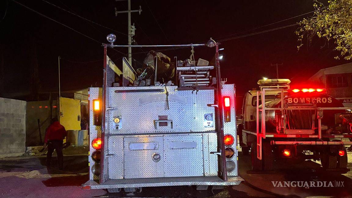 $!Elementos del Cuerpo de Bomberos lograron evitar que el fuego se propagara a otras viviendas cercanas.