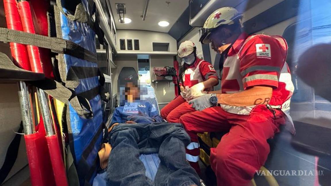 $!Paramédicos de la Cruz Roja trasladaron a José Ángel N. al Hospital General de Saltillo para recibir tratamiento médico.