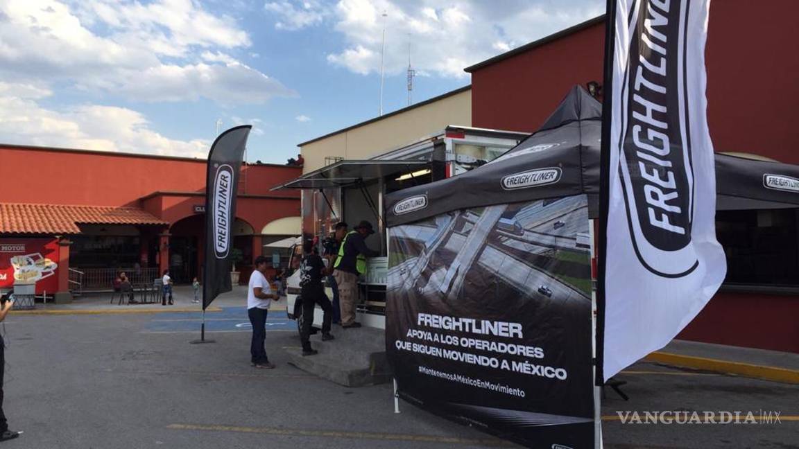 $!Entregan transportistas de Daimler más de 2,700 kits con alimentos y artículos sanitizantes