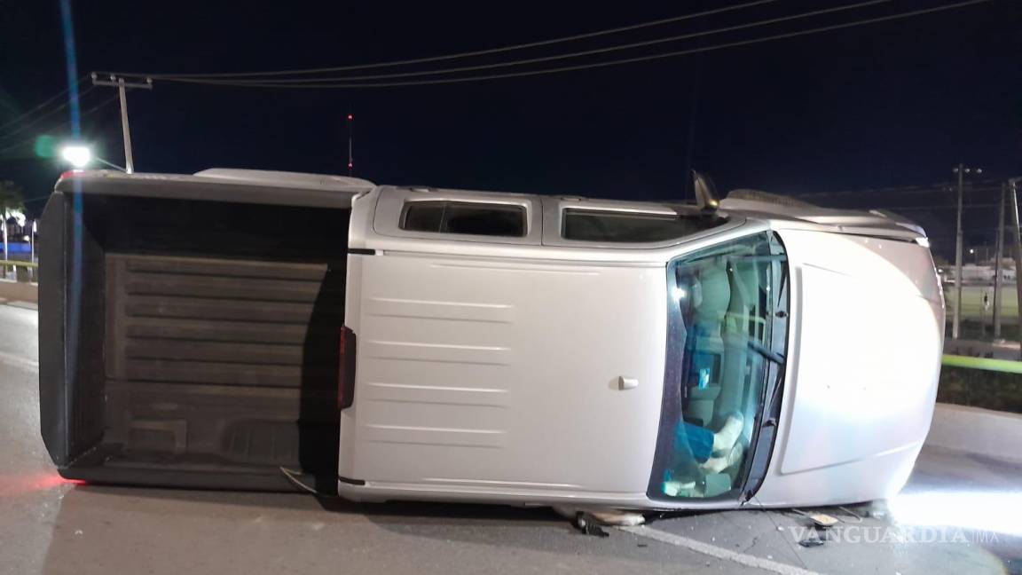 Conductor queda atrapado tras volcar camioneta al norte de Saltillo