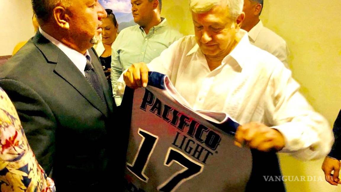 $!Invitan a AMLO a abrir el juego de los Dodgers pero rechaza la invitación por 'estar bateando más de 300' en México