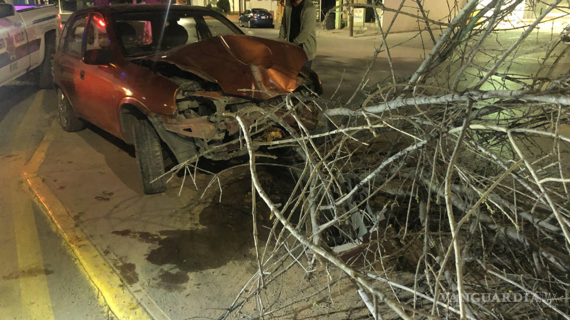 Joven en estado de ebriedad casi destroza su auto, al norte de Saltillo