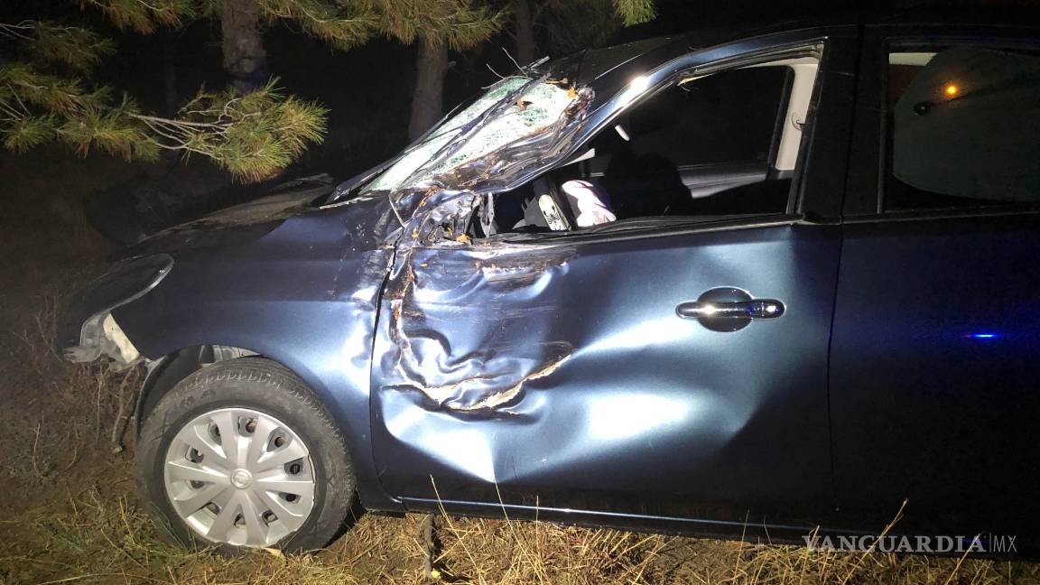 $!Conductor sale del camino y choca contra árbol, en carretera a Huachichil