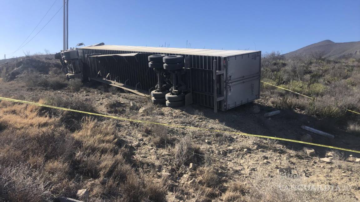 Trailero dormita y vuelca en la carretera Saltillo-Monclova