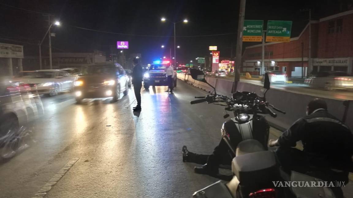Rebasa motociclista a automóviles, pierde el control y acaba en el pavimento en avenida de Saltillo