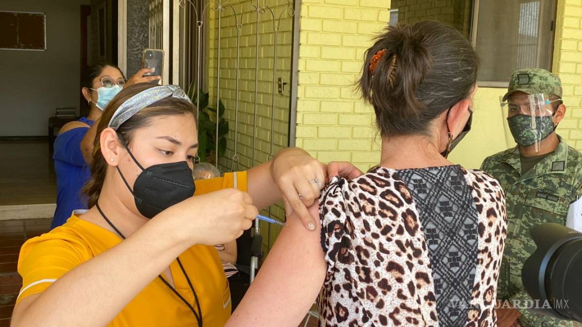 Salud Pública Municipal colabora con la aplicación de vacunas en adultos mayores en los asilos de Torreón
