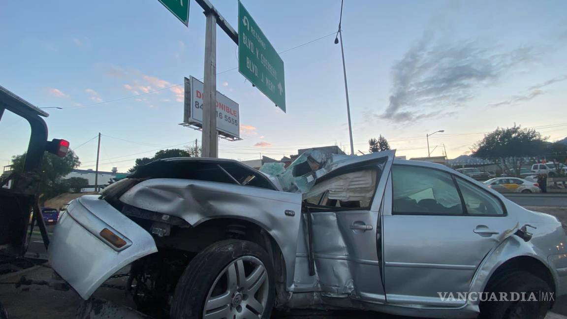 Va a exceso de velocidad y choca contra ‘ballena’ en Saltillo; conductor resulta lesionado