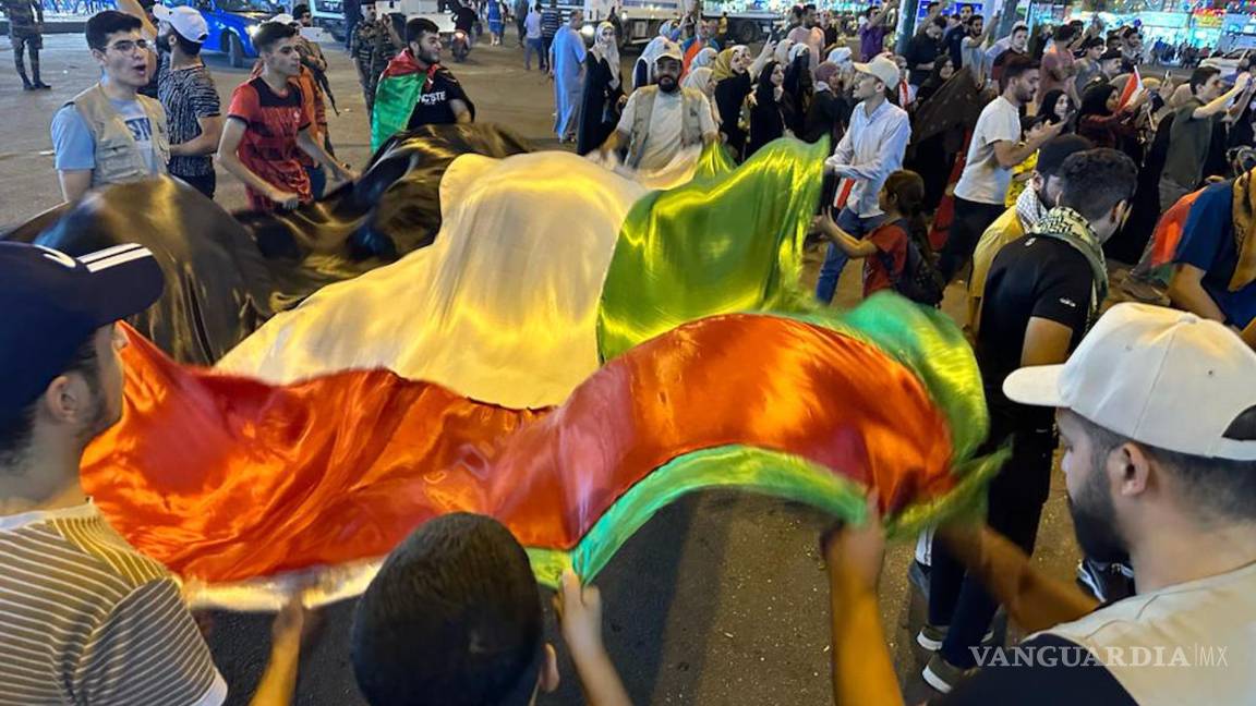 $!Los manifestantes sostienen una bandera palestina mientras participan en una manifestación pro Palestina en Adhamiyah, Bagdad, Irak.