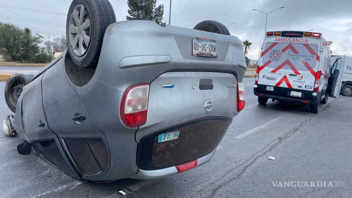 Se vuelca tras distracción en Ramos Arizpe