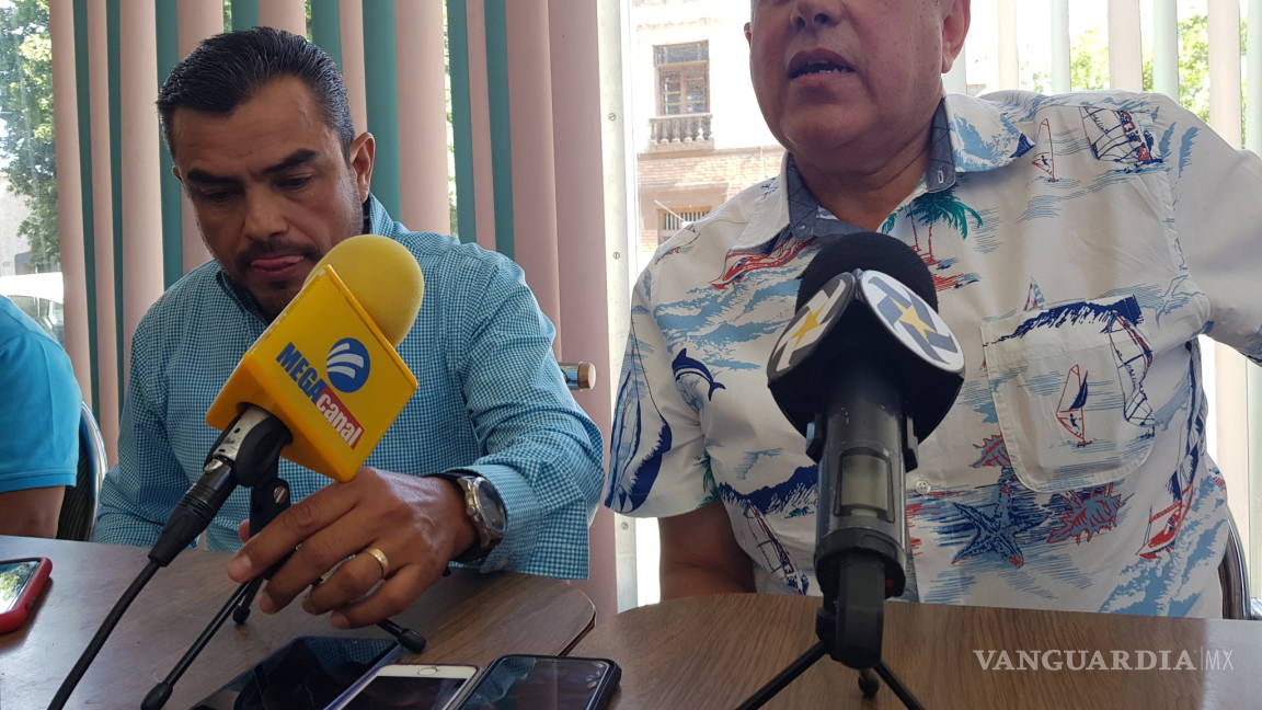 Molesta a taxistas de Torreón que reportero de televisión defienda a Uber