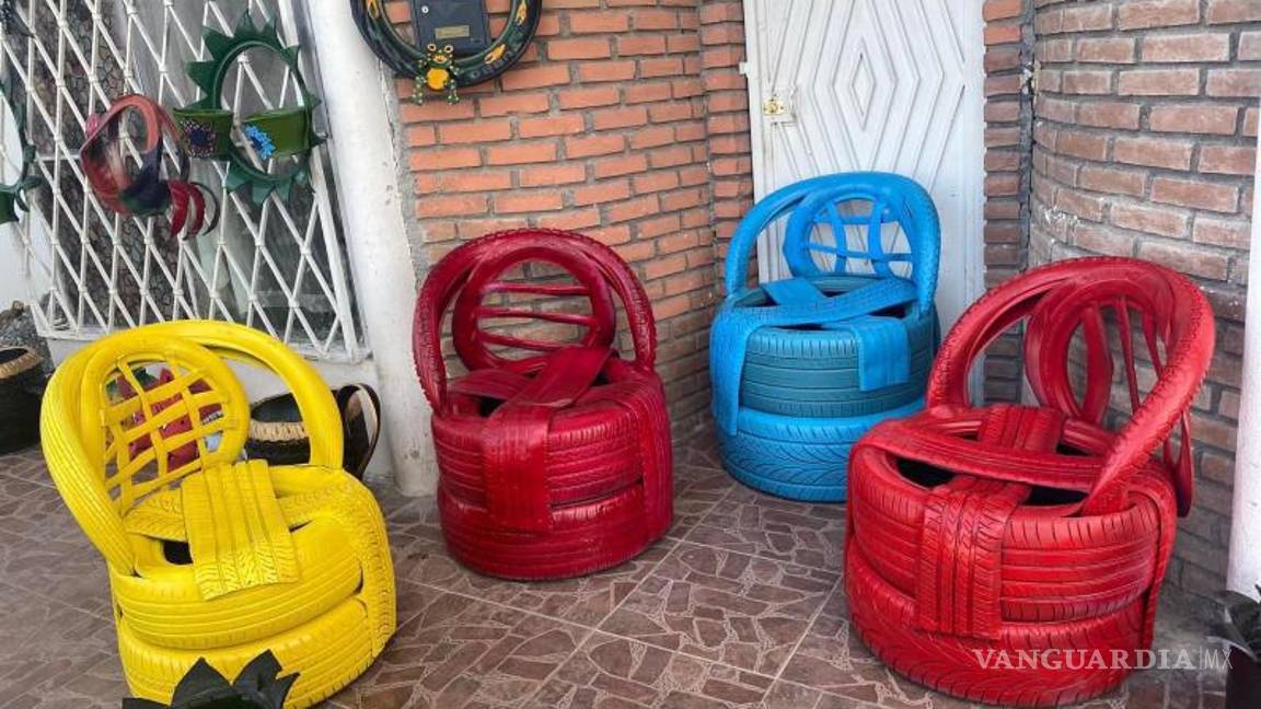 $!Sillas, mesas y adornos son algunas de las creaciones artesanales.