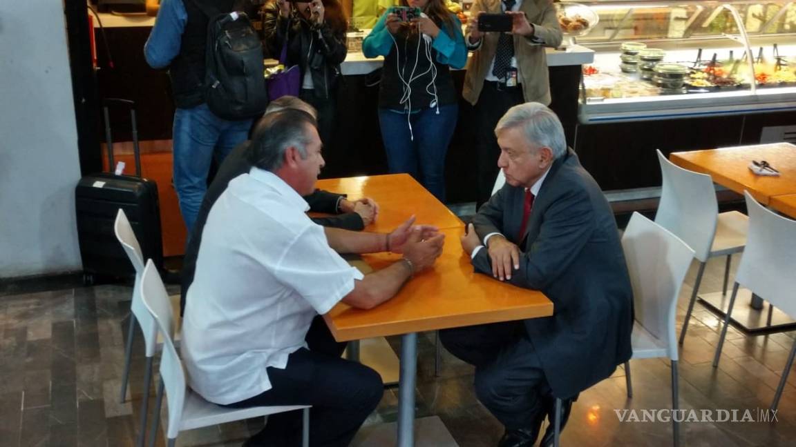 Recibe El Bronco a López Obrador y se reúnen en una mesa de los restaurantes del aeropuerto de Monterrey