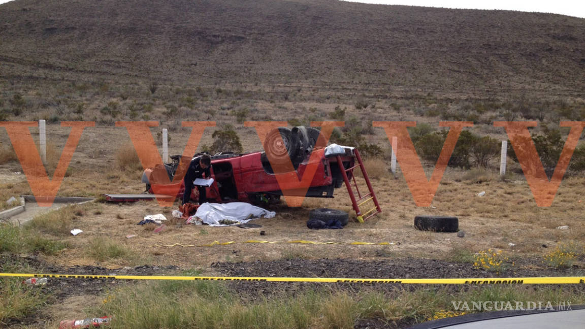 Volcadura en la carretera a Torreón deja dos muertos