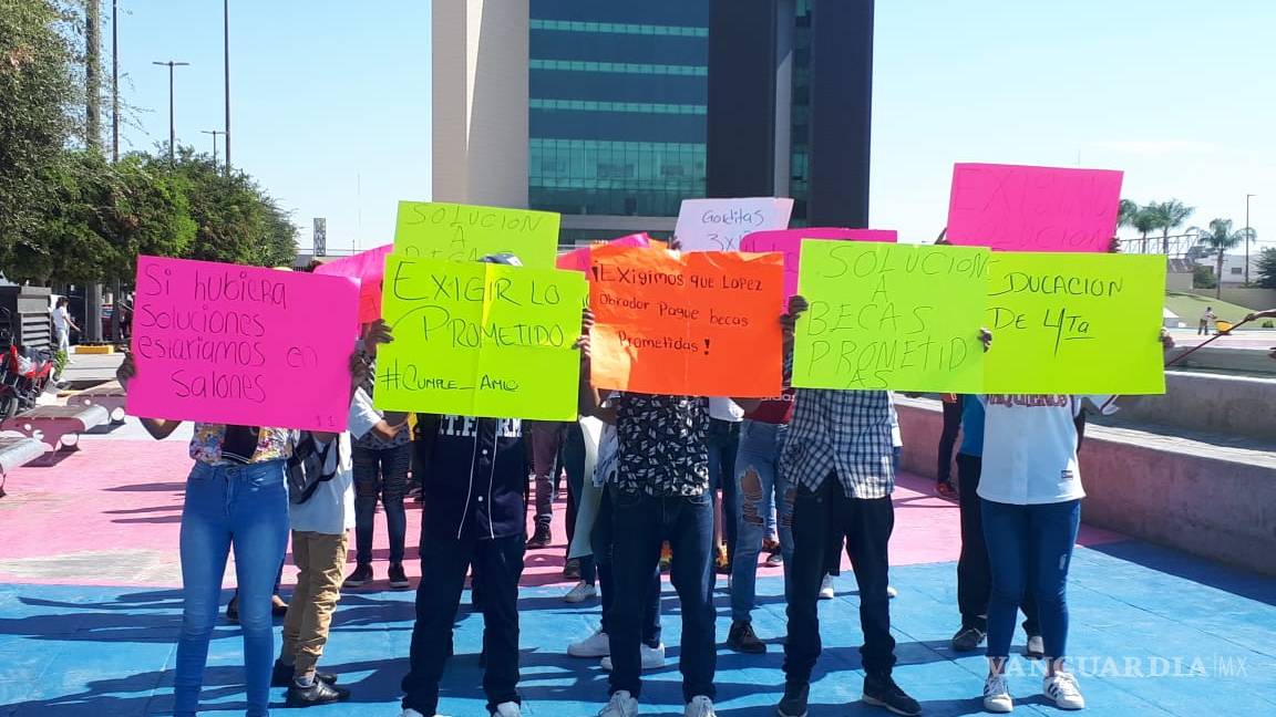 Protestan estudiantes en Torreón porque aún no reciben las becas “Benito Juárez” de AMLO